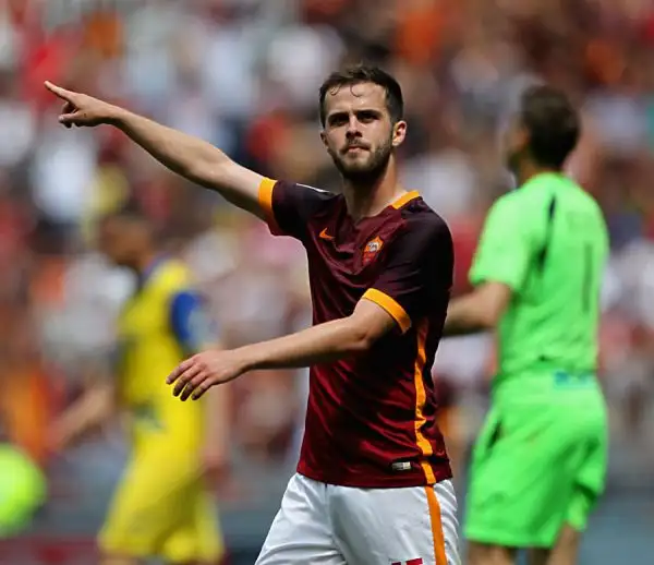 La Roma regala ai suoi quasi 60 mila tifosi un'ottima prestazione piegando il Chievo grazie alle reti nel primo tempo di Nainggolan e Rudiger ed al colpo del ko di Pjanic nel finale.