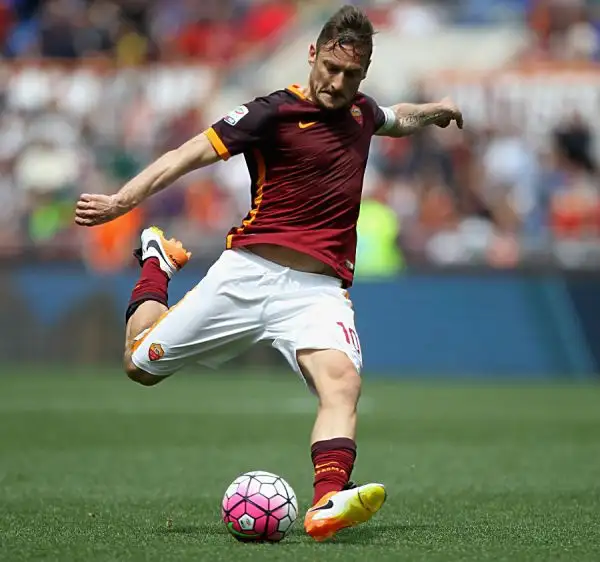La Roma regala ai suoi quasi 60 mila tifosi un'ottima prestazione piegando il Chievo grazie alle reti nel primo tempo di Nainggolan e Rudiger ed al colpo del ko di Pjanic nel finale.