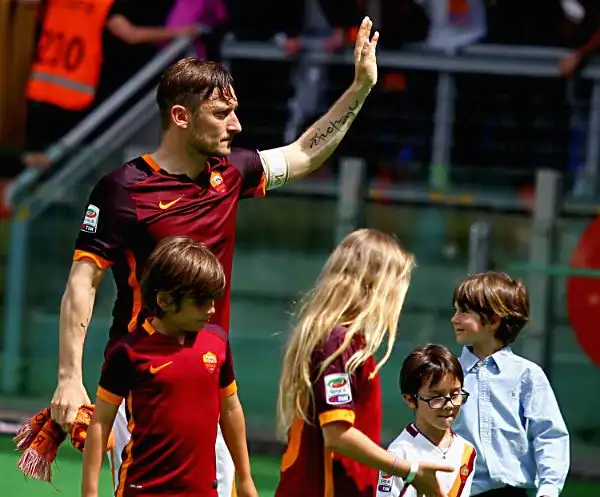 La Roma regala ai suoi quasi 60 mila tifosi un'ottima prestazione piegando il Chievo grazie alle reti nel primo tempo di Nainggolan e Rudiger ed al colpo del ko di Pjanic nel finale.