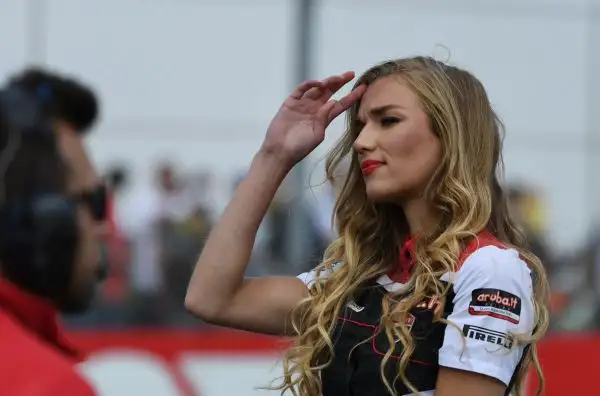 Le immagini delle bellissime grid girls che hanno colorato il paddock nel corso del week end sul tracciato inglese di Donington.