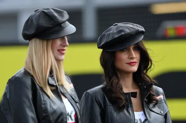 Le immagini delle bellissime grid girls che hanno colorato il paddock nel corso del week end sul tracciato inglese di Donington.
