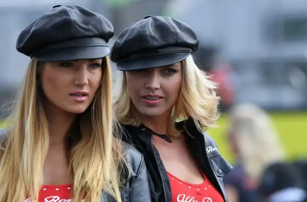 Le immagini delle bellissime grid girls che hanno colorato il paddock nel corso del week end sul tracciato inglese di Donington.