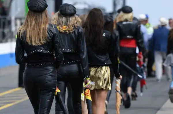 Le immagini delle bellissime grid girls che hanno colorato il paddock nel corso del week end sul tracciato inglese di Donington.