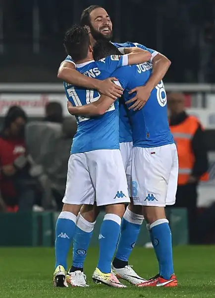 Sorride il Napoli, che vince in casa del Toro e mantiene la seconda posizione in classifica. Ancora a segno Higuain, eguagliato Angelillo, Callejon e Bruno Peres.