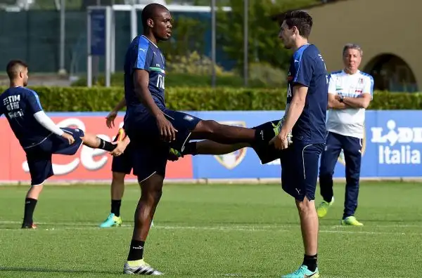 Sale l'attesa per l'esordio dell'Italia che lunedì affronterà il Belgio a Lione, Conte e i giocatori della nazionale hanno preparato al meglio la campagna europea a Coverciano.