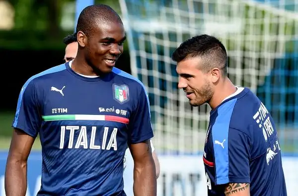 Sale l'attesa per l'esordio dell'Italia che lunedì affronterà il Belgio a Lione, Conte e i giocatori della nazionale hanno preparato al meglio la campagna europea a Coverciano.