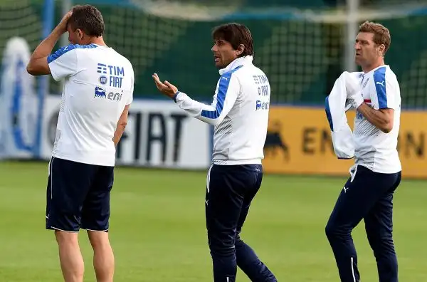 Sale l'attesa per l'esordio dell'Italia che lunedì affronterà il Belgio a Lione, Conte e i giocatori della nazionale hanno preparato al meglio la campagna europea a Coverciano.
