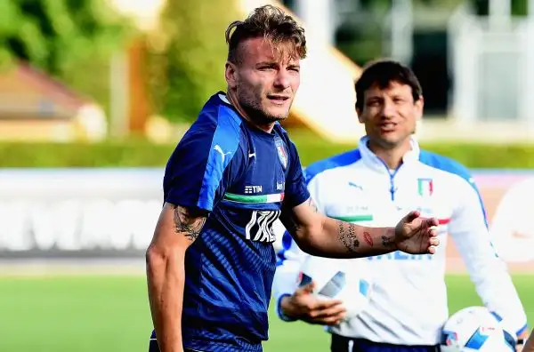 Sale l'attesa per l'esordio dell'Italia che lunedì affronterà il Belgio a Lione, Conte e i giocatori della nazionale hanno preparato al meglio la campagna europea a Coverciano.