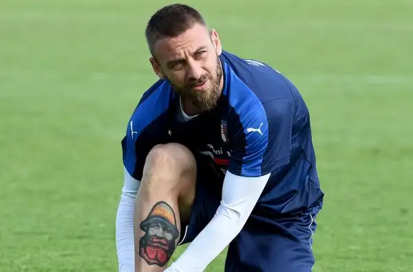 Sale l'attesa per l'esordio dell'Italia che lunedì affronterà il Belgio a Lione, Conte e i giocatori della nazionale hanno preparato al meglio la campagna europea a Coverciano.
