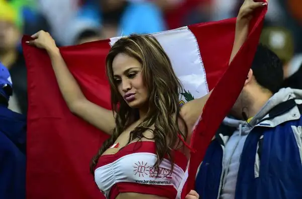 Come sempre tifo caldo e molto colorato e splendide ragazze sulle tribune degli stadi americani che ospitano l'edizione del centenario della Copa America.