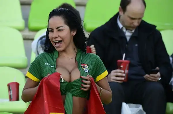 Come sempre tifo caldo e molto colorato e splendide ragazze sulle tribune degli stadi americani che ospitano l'edizione del centenario della Copa America.