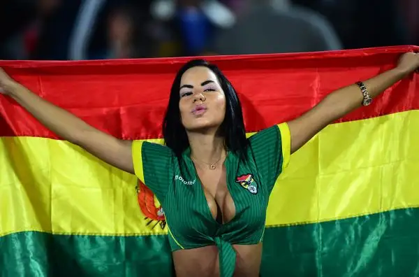 Come sempre tifo caldo e molto colorato e splendide ragazze sulle tribune degli stadi americani che ospitano l'edizione del centenario della Copa America.
