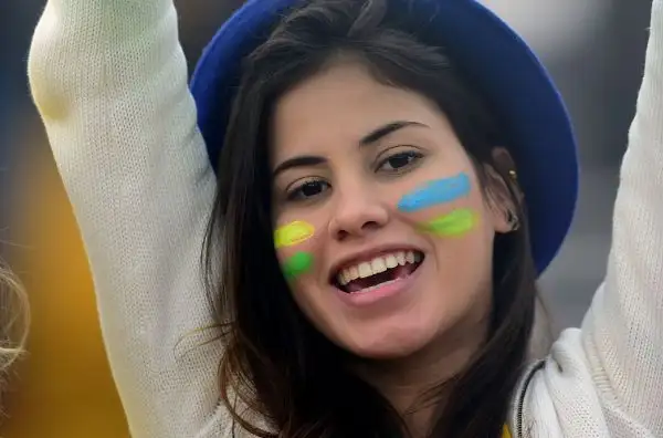 Come sempre tifo caldo e molto colorato e splendide ragazze sulle tribune degli stadi americani che ospitano l'edizione del centenario della Copa America.