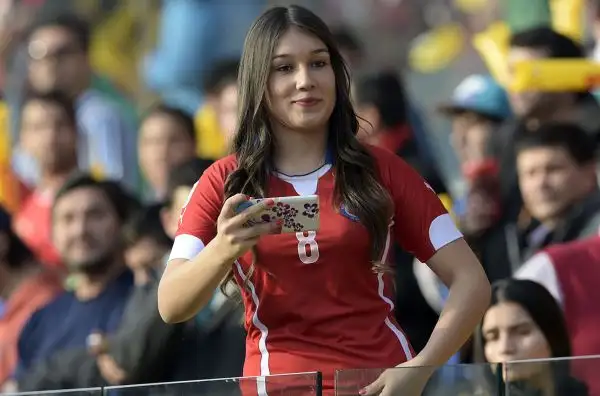 Come sempre tifo caldo e molto colorato e splendide ragazze sulle tribune degli stadi americani che ospitano l'edizione del centenario della Copa America.