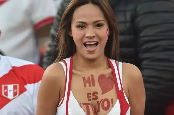 Come sempre tifo caldo e molto colorato e splendide ragazze sulle tribune degli stadi americani che ospitano l'edizione del centenario della Copa America.