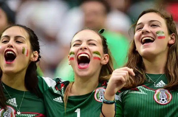 Come sempre tifo caldo e molto colorato e splendide ragazze sulle tribune degli stadi americani che ospitano l'edizione del centenario della Copa America.