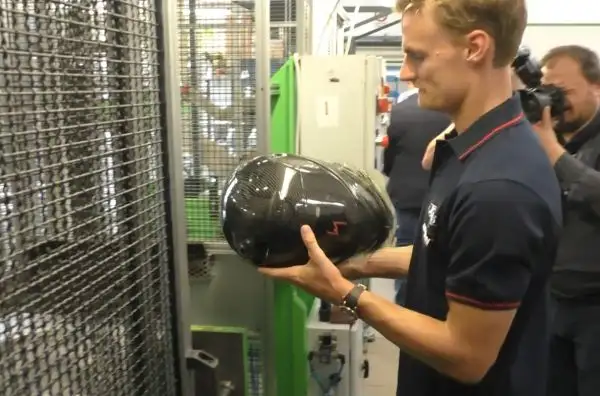 Il centauro della Ducati ha visitato Nolan, dove è stata presentata la nuova replica del suo casco.