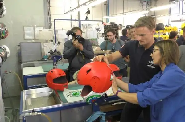 Il centauro della Ducati ha visitato Nolan, dove è stata presentata la nuova replica del suo casco.