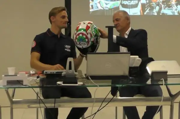 Il centauro della Ducati ha visitato Nolan, dove è stata presentata la nuova replica del suo casco.