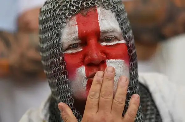 Grande spettacolo anche sugli spalti degli stadi transalpini che stanno ospitando i coloratissimi tifosi che da tutto il continente sono giunti in Francia a sostenere le proprie squadre.