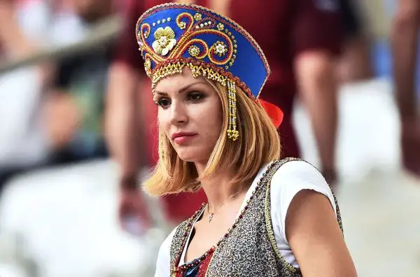 Grande spettacolo anche sugli spalti degli stadi transalpini che stanno ospitando i coloratissimi tifosi che da tutto il continente sono giunti in Francia a sostenere le proprie squadre.