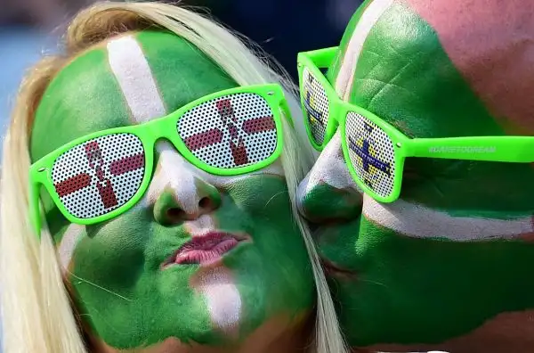 Grande spettacolo anche sugli spalti degli stadi transalpini che stanno ospitando i coloratissimi tifosi che da tutto il continente sono giunti in Francia a sostenere le proprie squadre.