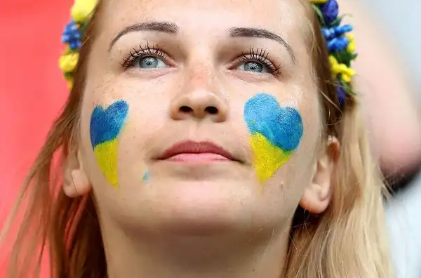 Grande spettacolo anche sugli spalti degli stadi transalpini che stanno ospitando i coloratissimi tifosi che da tutto il continente sono giunti in Francia a sostenere le proprie squadre.