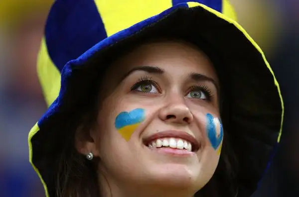 Grande spettacolo anche sugli spalti degli stadi transalpini che stanno ospitando i coloratissimi tifosi che da tutto il continente sono giunti in Francia a sostenere le proprie squadre.