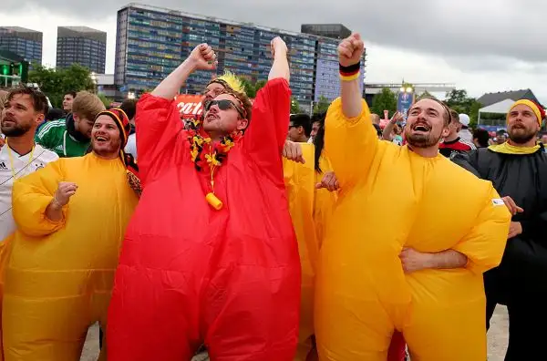 Grande spettacolo anche sugli spalti degli stadi transalpini che stanno ospitando i coloratissimi tifosi che da tutto il continente sono giunti in Francia a sostenere le proprie squadre.