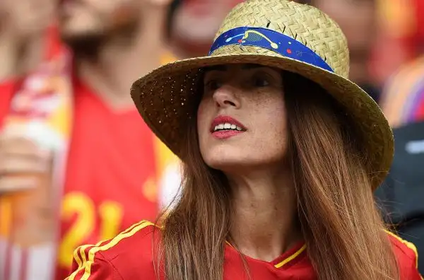 Grande spettacolo anche sugli spalti degli stadi transalpini che stanno ospitando i coloratissimi tifosi che da tutto il continente sono giunti in Francia a sostenere le proprie squadre.