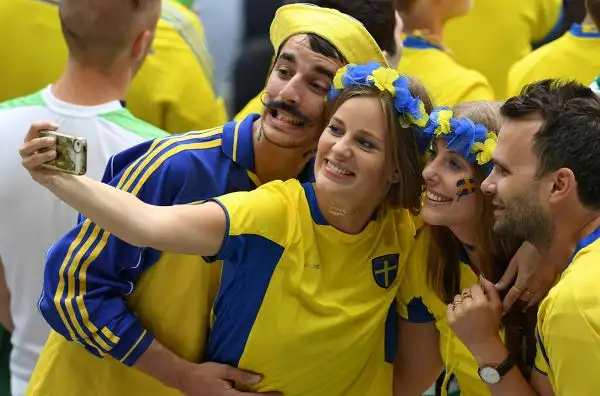 Grande spettacolo anche sugli spalti degli stadi transalpini che stanno ospitando i coloratissimi tifosi che da tutto il continente sono giunti in Francia a sostenere le proprie squadre.