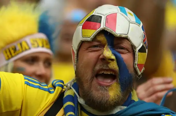 Grande spettacolo anche sugli spalti degli stadi transalpini che stanno ospitando i coloratissimi tifosi che da tutto il continente sono giunti in Francia a sostenere le proprie squadre.