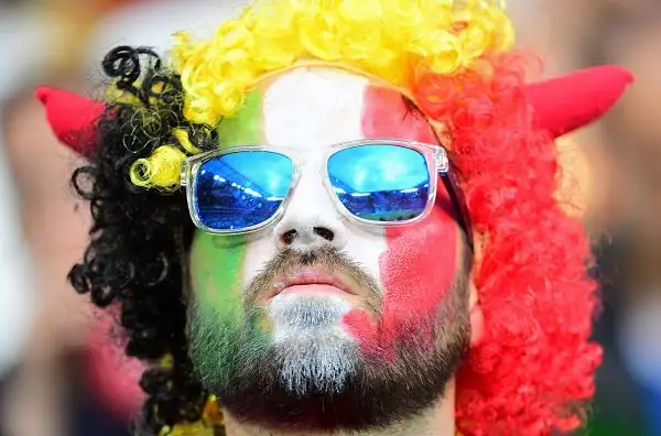 Grande spettacolo anche sugli spalti degli stadi transalpini che stanno ospitando i coloratissimi tifosi che da tutto il continente sono giunti in Francia a sostenere le proprie squadre.