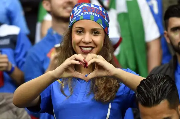Grande spettacolo anche sugli spalti degli stadi transalpini che stanno ospitando i coloratissimi tifosi che da tutto il continente sono giunti in Francia a sostenere le proprie squadre.