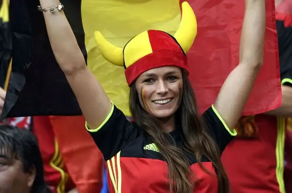 Grande spettacolo anche sugli spalti degli stadi transalpini che stanno ospitando i coloratissimi tifosi che da tutto il continente sono giunti in Francia a sostenere le proprie squadre.