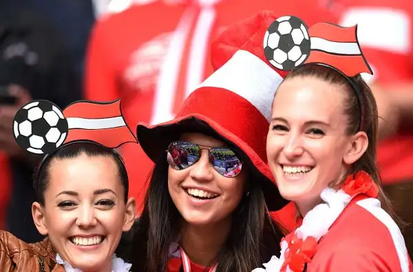 Grande spettacolo anche sugli spalti degli stadi transalpini che stanno ospitando i coloratissimi tifosi che da tutto il continente sono giunti in Francia a sostenere le proprie squadre.