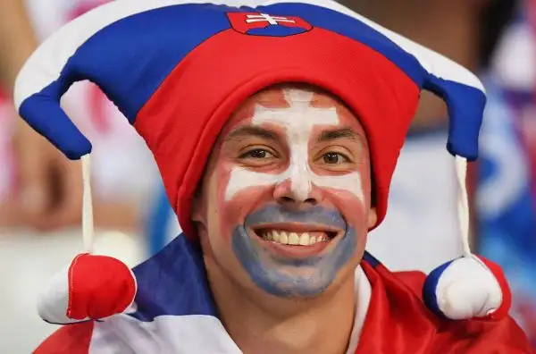 Grande spettacolo anche sugli spalti degli stadi transalpini che stanno ospitando i coloratissimi tifosi che da tutto il continente sono giunti in Francia a sostenere le proprie squadre.