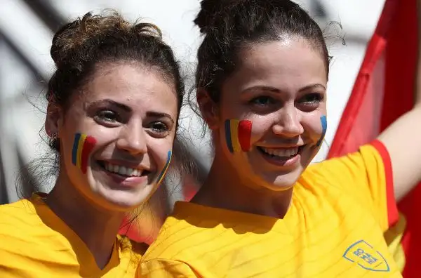 Grande spettacolo anche sugli spalti degli stadi transalpini che stanno ospitando i coloratissimi tifosi che da tutto il continente sono giunti in Francia a sostenere le proprie squadre.