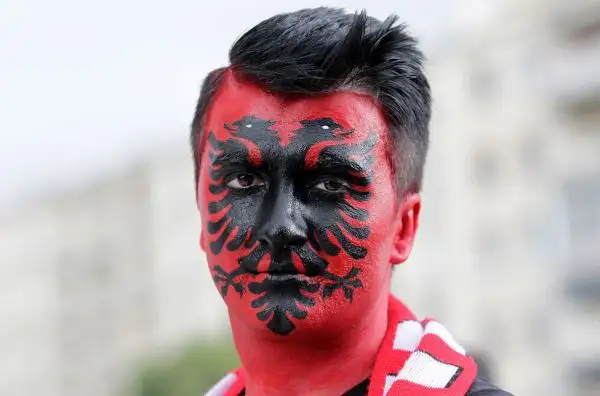 Grande spettacolo anche sugli spalti degli stadi transalpini che stanno ospitando i coloratissimi tifosi che da tutto il continente sono giunti in Francia a sostenere le proprie squadre.