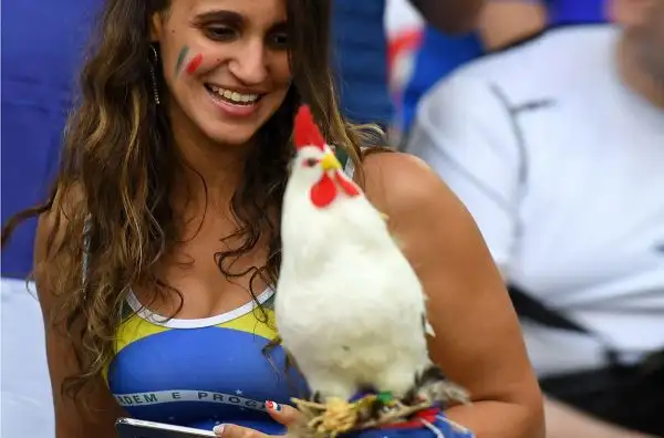 Grande spettacolo anche sugli spalti degli stadi transalpini che stanno ospitando i coloratissimi tifosi che da tutto il continente sono giunti in Francia a sostenere le proprie squadre.