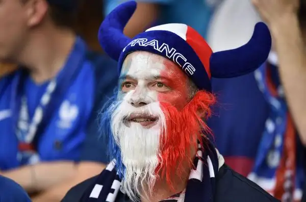 Grande spettacolo anche sugli spalti degli stadi transalpini che stanno ospitando i coloratissimi tifosi che da tutto il continente sono giunti in Francia a sostenere le proprie squadre.