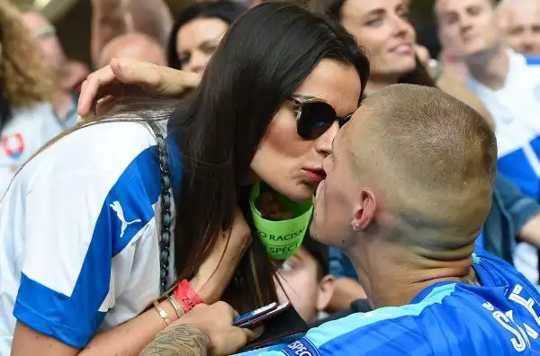Non solo le ragazze dei giocatori ma anche degli allenatori, come la moglie del nostro CT Antonio Conte Elisabetta Muscarello, sono giunte sugli spalti francesi per assistere agli Europei.