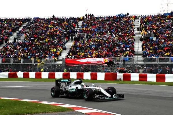 Vince Lewis, Vettel secondo con rimpianti. La Ferrari sbaglia la strategia, Bottas terzo.