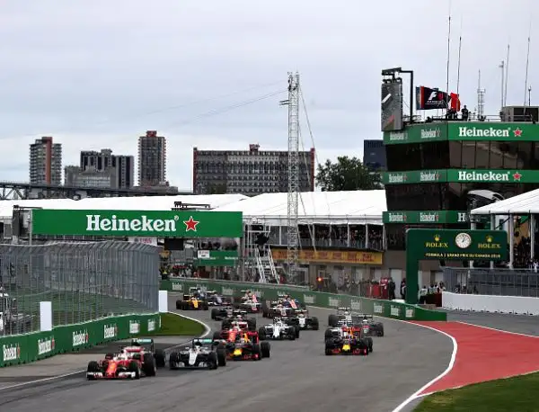 Vince Lewis, Vettel secondo con rimpianti. La Ferrari sbaglia la strategia, Bottas terzo.