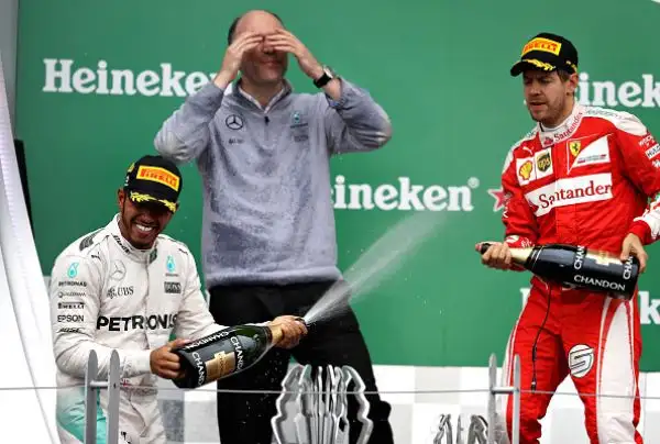 Vince Lewis, Vettel secondo con rimpianti. La Ferrari sbaglia la strategia, Bottas terzo.