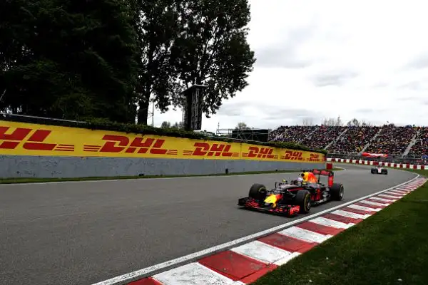 Vince Lewis, Vettel secondo con rimpianti. La Ferrari sbaglia la strategia, Bottas terzo.