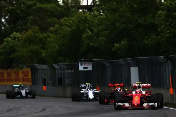 Vince Lewis, Vettel secondo con rimpianti. La Ferrari sbaglia la strategia, Bottas terzo.