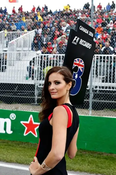 Vince Lewis, Vettel secondo con rimpianti. La Ferrari sbaglia la strategia, Bottas terzo.