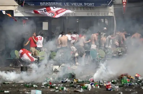 Violenti scontri tra hooligans inglesi, ultrà russi e francesi prima di Inghilterra-Russia. L'Uefa apre un'inchiesta, molto grave un tifoso.