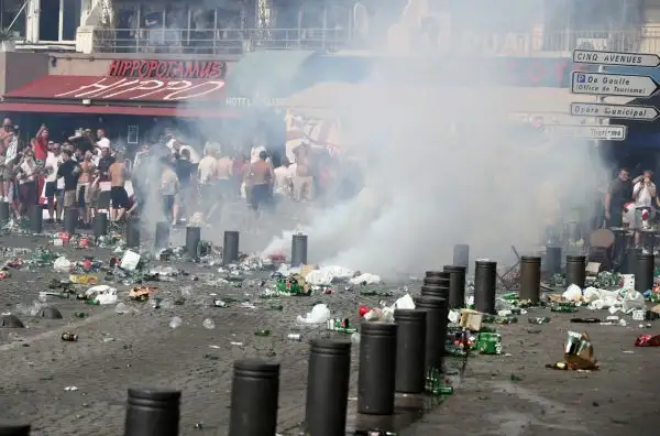Violenti scontri tra hooligans inglesi, ultrà russi e francesi prima di Inghilterra-Russia. L'Uefa apre un'inchiesta, molto grave un tifoso.